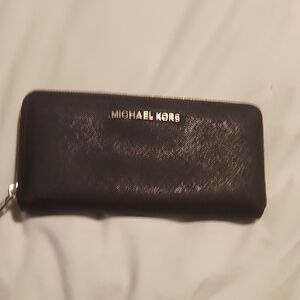 Michael Kors Elegant Black Zip Wallet